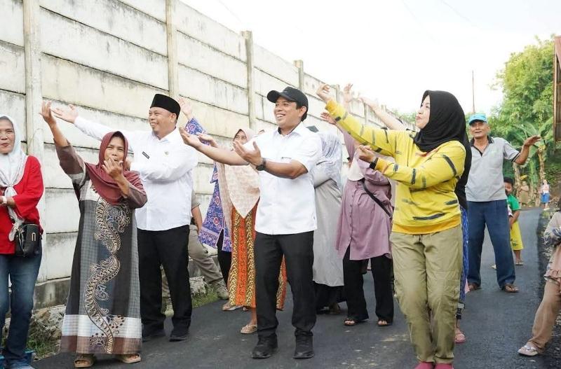 Warga Bahagia, Emak-Emak Cempaka Permai Joget Bersama Walikota Bengkulu  