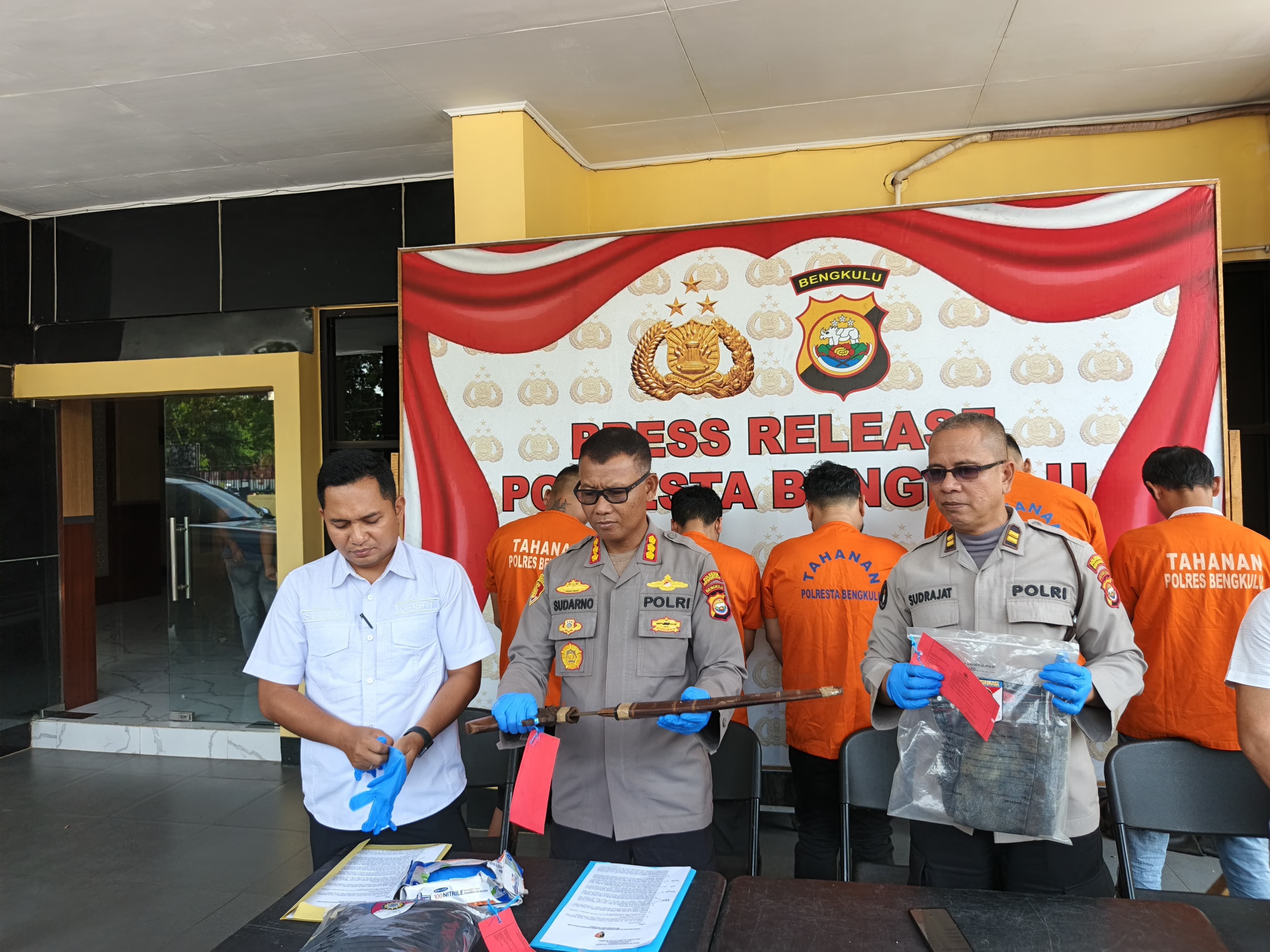 Jempol Pengunjung Cafe Grand MC Nyaris Putus