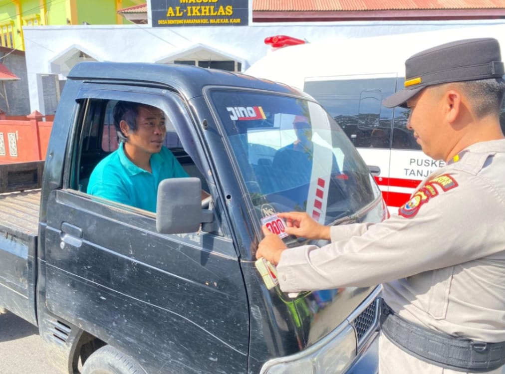 Polres Kaur Berikan Imbauan Tertib Lalu Lintas dan Pasang Stiker Layanan 110