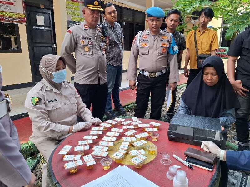 Berantas Narkoba,Polres Bengkulu Selatan Tes Urine Seluruh Personel