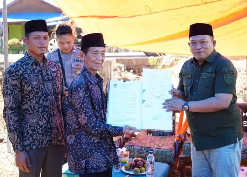 Bupati Seluma Hibahkan Lahan untuk  Mesjid Muara Timput