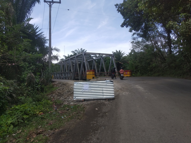 Lalu Lintas Dialihkan,  Jembatan Desa Batik Nau Direhab