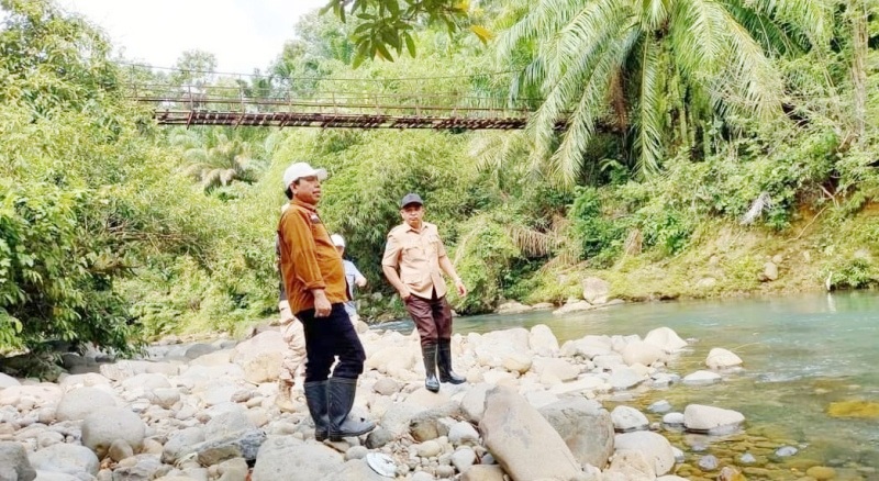 Tiga Fotografer Nyaris Hanyut,  Warga Simpang Minta Bangun Jembatan