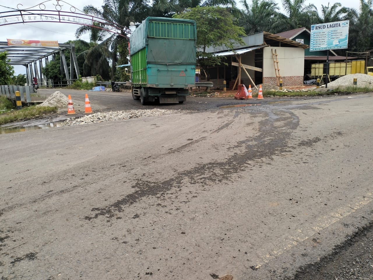 Kendaraan Angkutan  Lalui Jalan KTM Lagita Kini