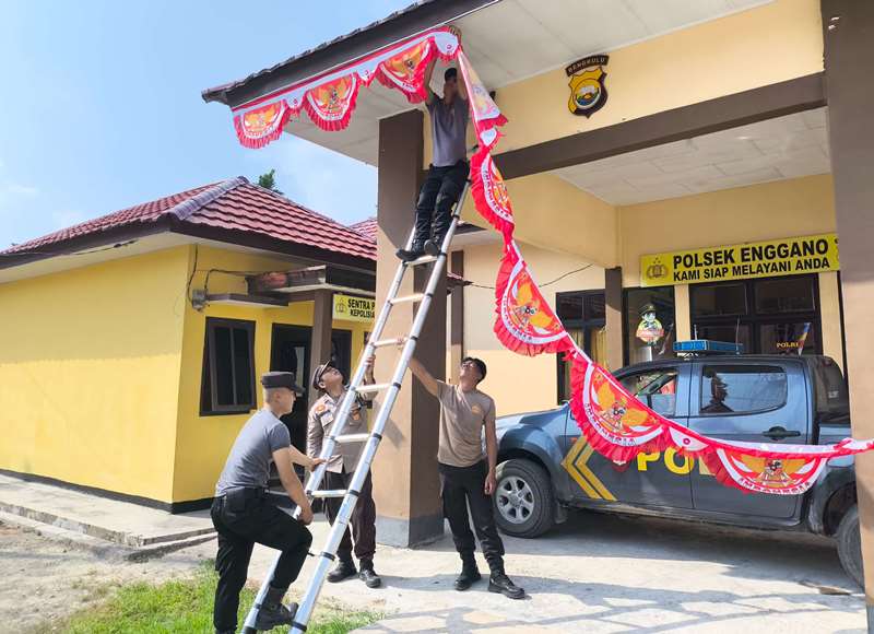 Polsek Enggano Pasang Umbul-Umbul dan Dekorasi Merah Putih