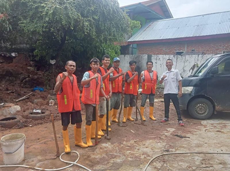  Dinas PUPR Bengkulu Langsung Beresin Pagar Roboh yang Sumbat Drainase