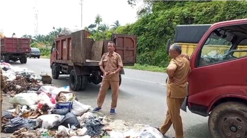 Dinas Lingkungan Hidup dan Kehutanan Bengkulu Selatan Angkut Sampah Menumpuk di Tebing Lubuk Manau