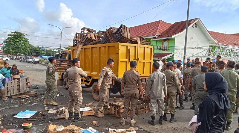 Ratusan Lapak PKL Pasar Minggu Diangkut Satpol PP