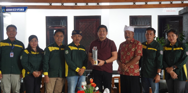 Juara II Tourism Award 2025, Bupati Bengkulu Utara Serahkan  Penghargaan Untuk Desa Rama Agung