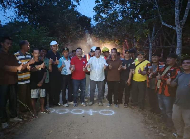 Menjelang Azan  Maghrib,  Bupati Seluma Bersama Masyarakat Lakukan Titik Nol Jalan Mulus