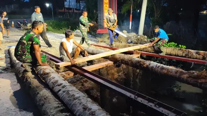 Gunakan BTT, Jalan Amblas di Desa Nenggalo Ditangani Darurat