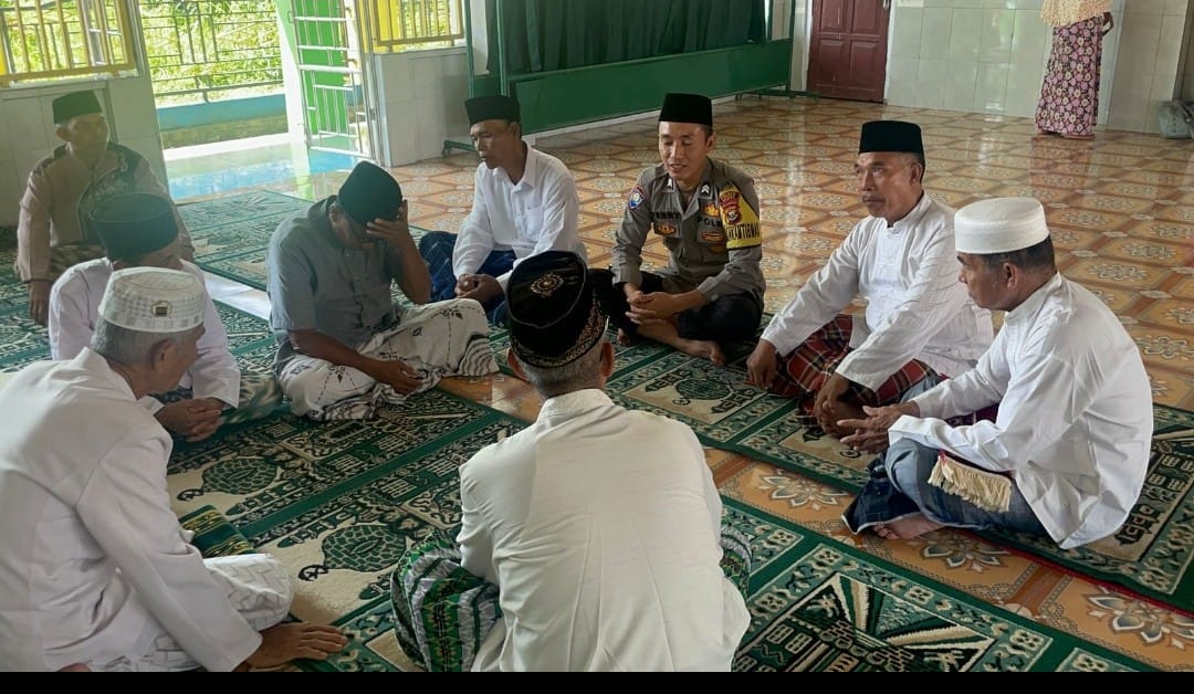  Bhabinkamtibmas Masuk Masjid di Karang Dapo