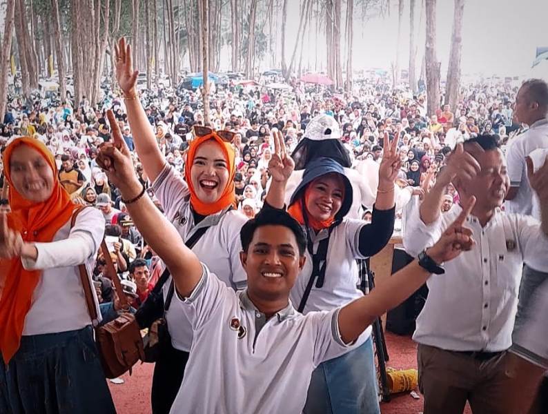 Serunye! Ribuan Pengunjung Padati Pantai Pandan Wangi Pesta Rakyat PWI Mukomuko Banjir Hadiah 