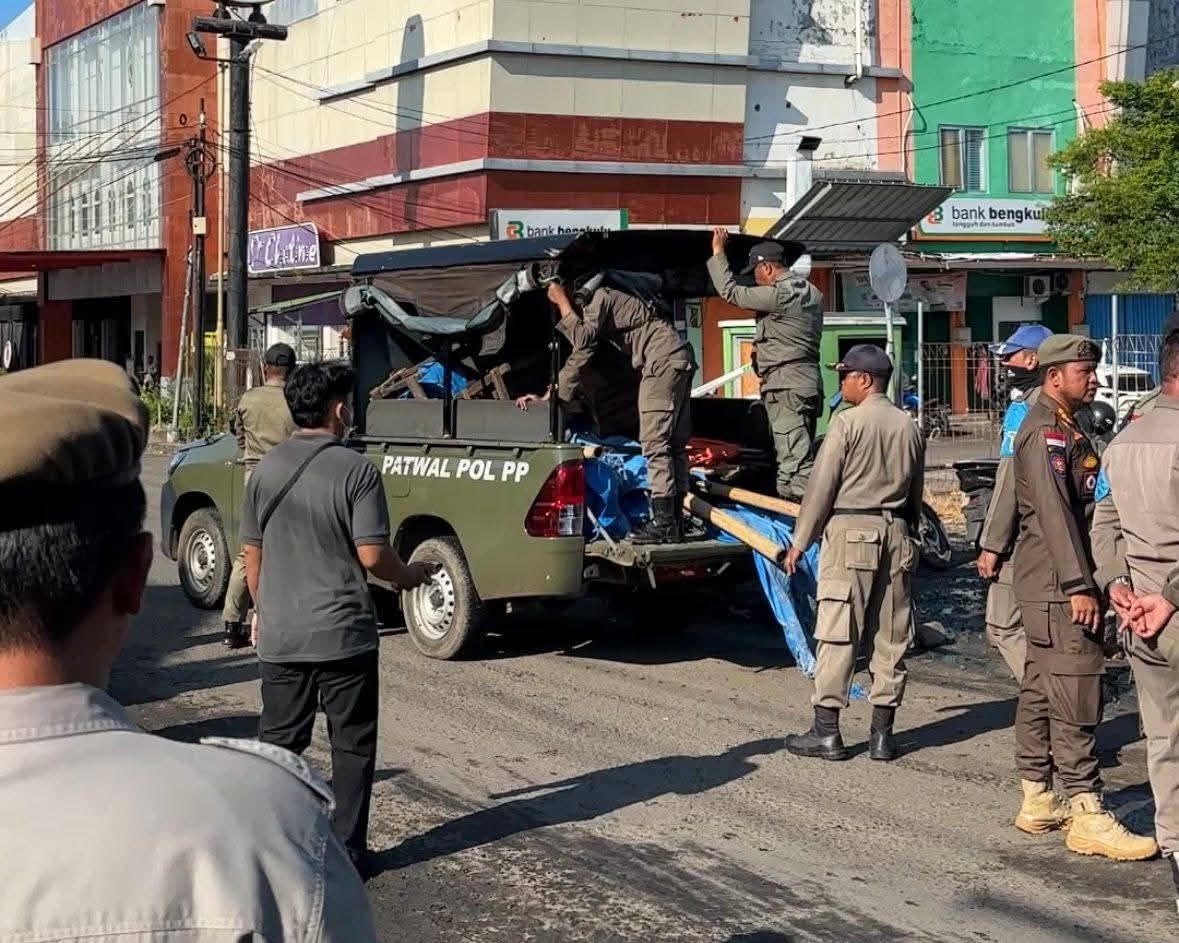 Masih Ada yang Berjualan di Jalan, Satpol PP Ajak Pedagang Pasar Minggu Kembali ke Lapak Resmi