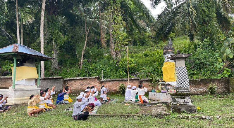 Rombongan Kapolsek Maje Pantau Perayaan Nyepi di Pardasuka, Ini Ibadah yang Dilakukan