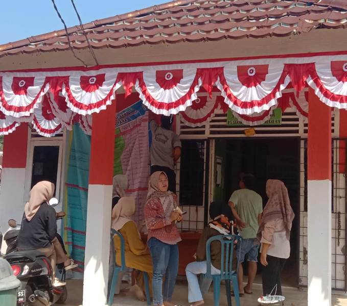 Pemdes Serangai Percantik Kantor Desa, Imbu Warga Pasang Bendera Merah Putih