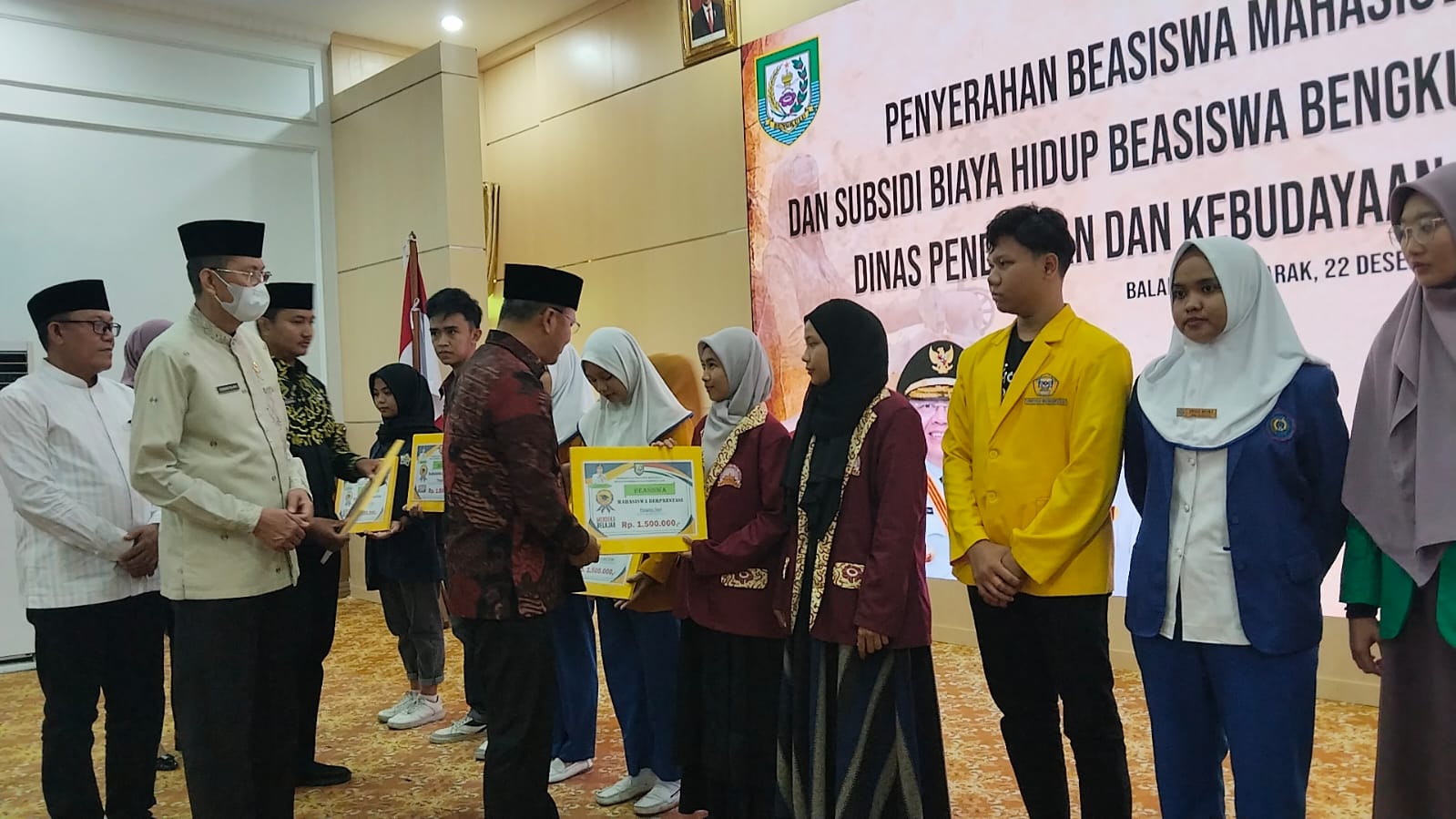 Mahasiswa Berprestasi di Provinsi Bengkulu Terima Beasiswa, Gubernur: Ini Bukti Perhatian Pemerintah