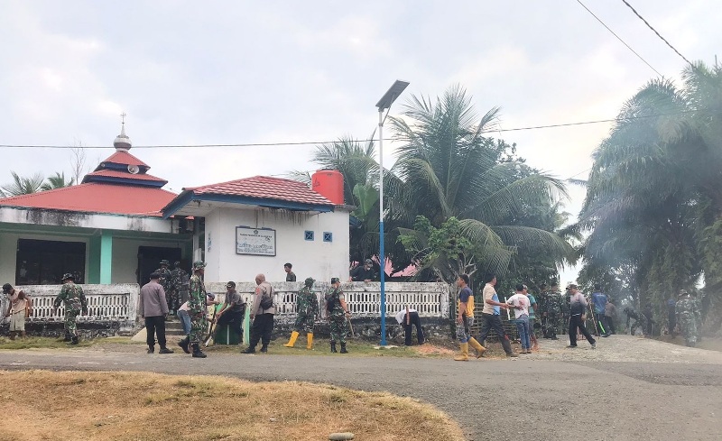 Personil TMMD Kodim 0408 BS/Kaur dan Masyarakat  Bersihkan Masjid 