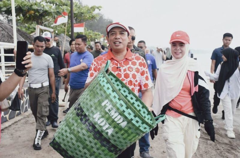Walaupun  Sudah Disiapkan 1.000 Tong Sampah, Masih Ada yang Buang Sampah Sembarangan
