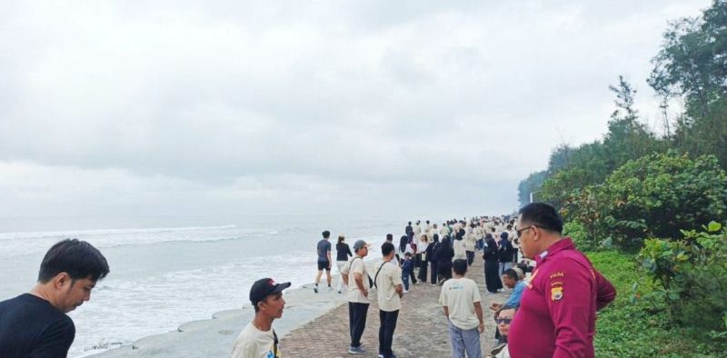 Jajaran Polda Bengkulu Berikan Rasa Aman Bagi Pengunjung Pantai Panjang