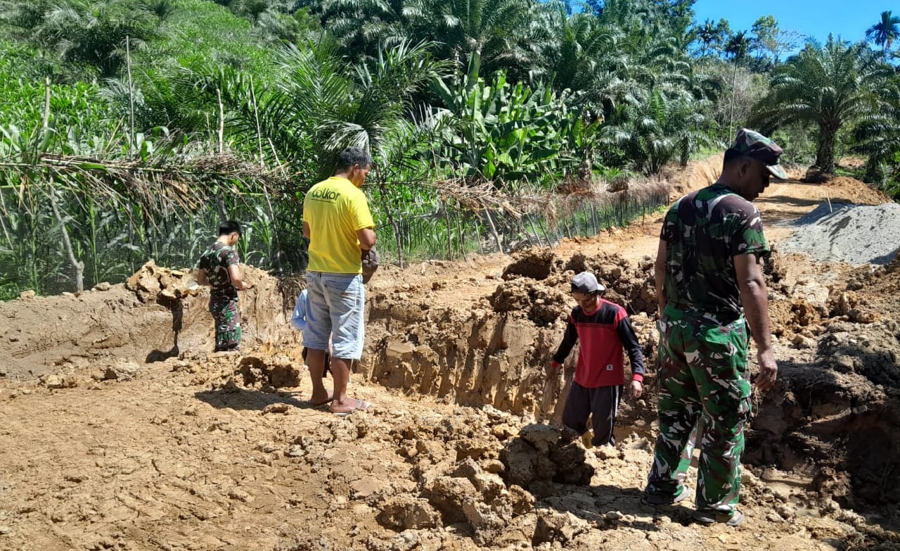 Pembuatan Plat Dekker TMMD ke-124 Kodim 0408/BS, Tahap Penggalian dan Pemindahan Jalur