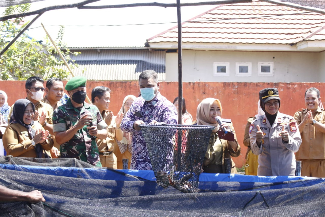  PJ Bupati Benteng Panen  Ikan Lele di  Nakau