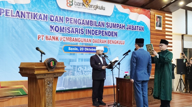 Gubernur Bengkulu Lantik Komisaris Independen Bank Bengkulu