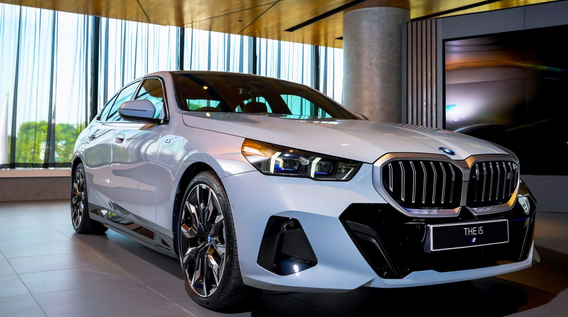 BMW i5 eDrive40 M Sport: Mobil Sport Listrik Favorit Pelanggan di Jawa Timur, Harganya Segini