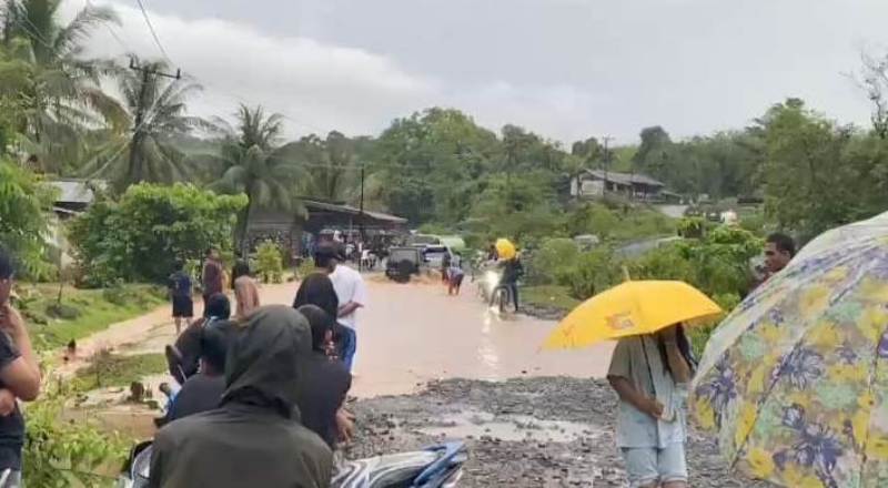 Hati-Hati, Hujan dengan Intensitas Tinggi Rendam Jalan Lintas di Bengkulu Tengah