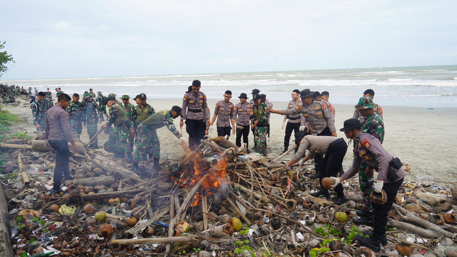 Semangat Sambut Hari Juang TNI AD, Korem 041/Gamas Bersihkan Pantai Panjang