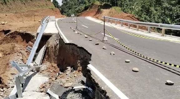 Jaksa dan Polisi Harus Selidiki Penyebab Jalan Tebat Monok Kepahiang Amblas