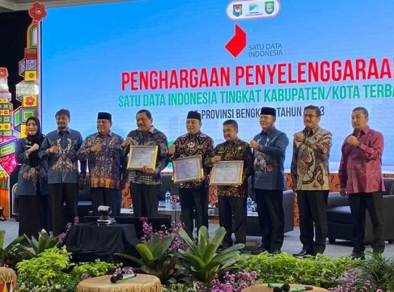 Gubernur Rohidin  Serahkan Piagam Penghargaan  ke Bupati Mian Sebagai Kabupaten Terbaik I Implementasi SDI