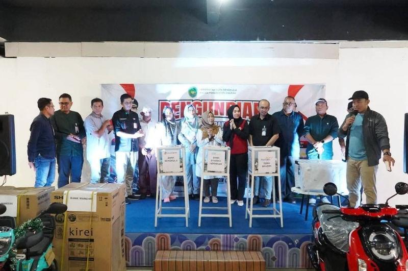 Berlangsung Meriah, Pengundian Pembayaran PBB Via Aplikasi PADEK dan Makan  Lemak di Bencoolen Mall 