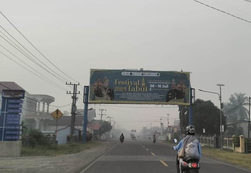 Warga Resah,  Kota Mukomuko Diselimuti Kabut Diduga Asap