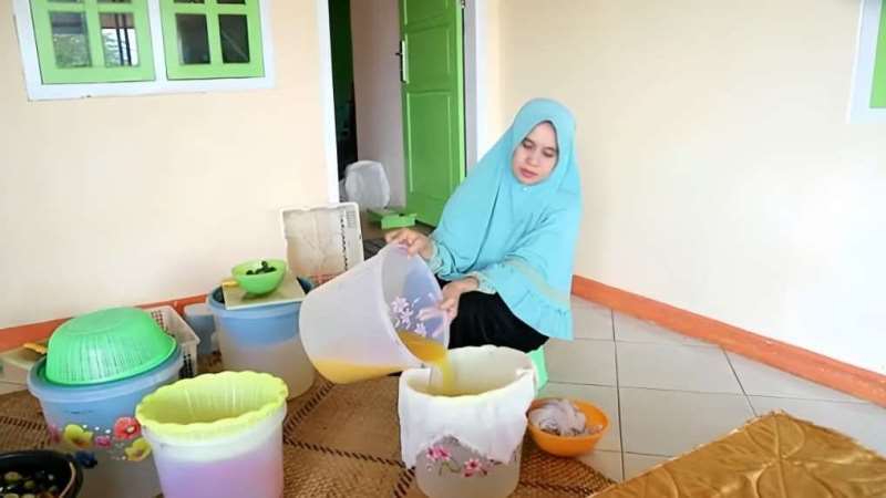 Amti Chaniago Kembangkan Usaha Minuman Jeruk Kalamansi di Padang Serai