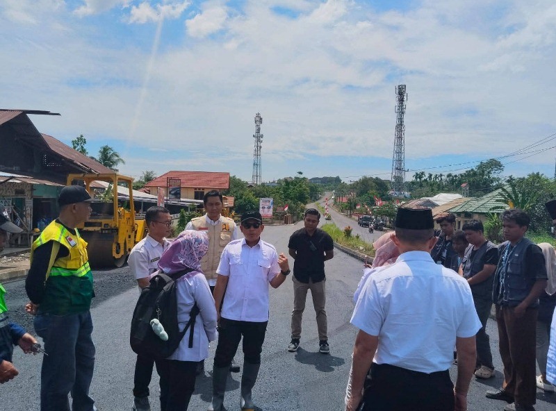 Pengaspalan Jalan Aru Jajar Dipantau Langsung Oleh Walikota Bengkulu