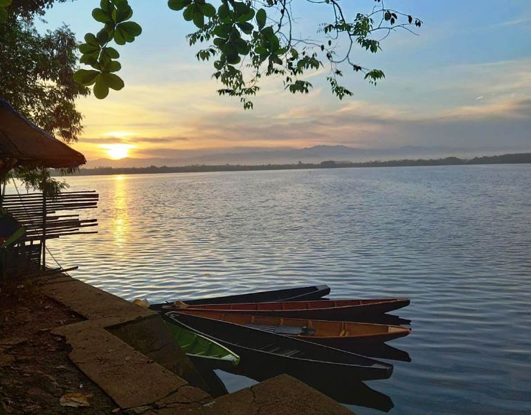 Wah, Pemandangan Danau Dendam Tak Sudah  Pagi Hari Sungguh Indah Sekali