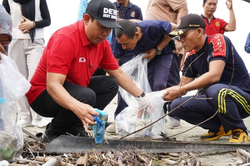 Aksi GEMPAR Bikin Pantai Jakat Bengkulu Makin Kinclong