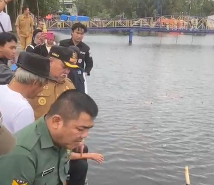 Siapkan 33.000 Benih Ikan, Bupati Bengkulu Selatan  Tebar  Nilem di Tebat Gelumpai
