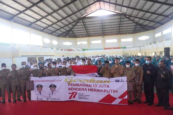 Gratis, Pemkab BU Bagikan Bendera Merah Putih Kepada Masyarakat