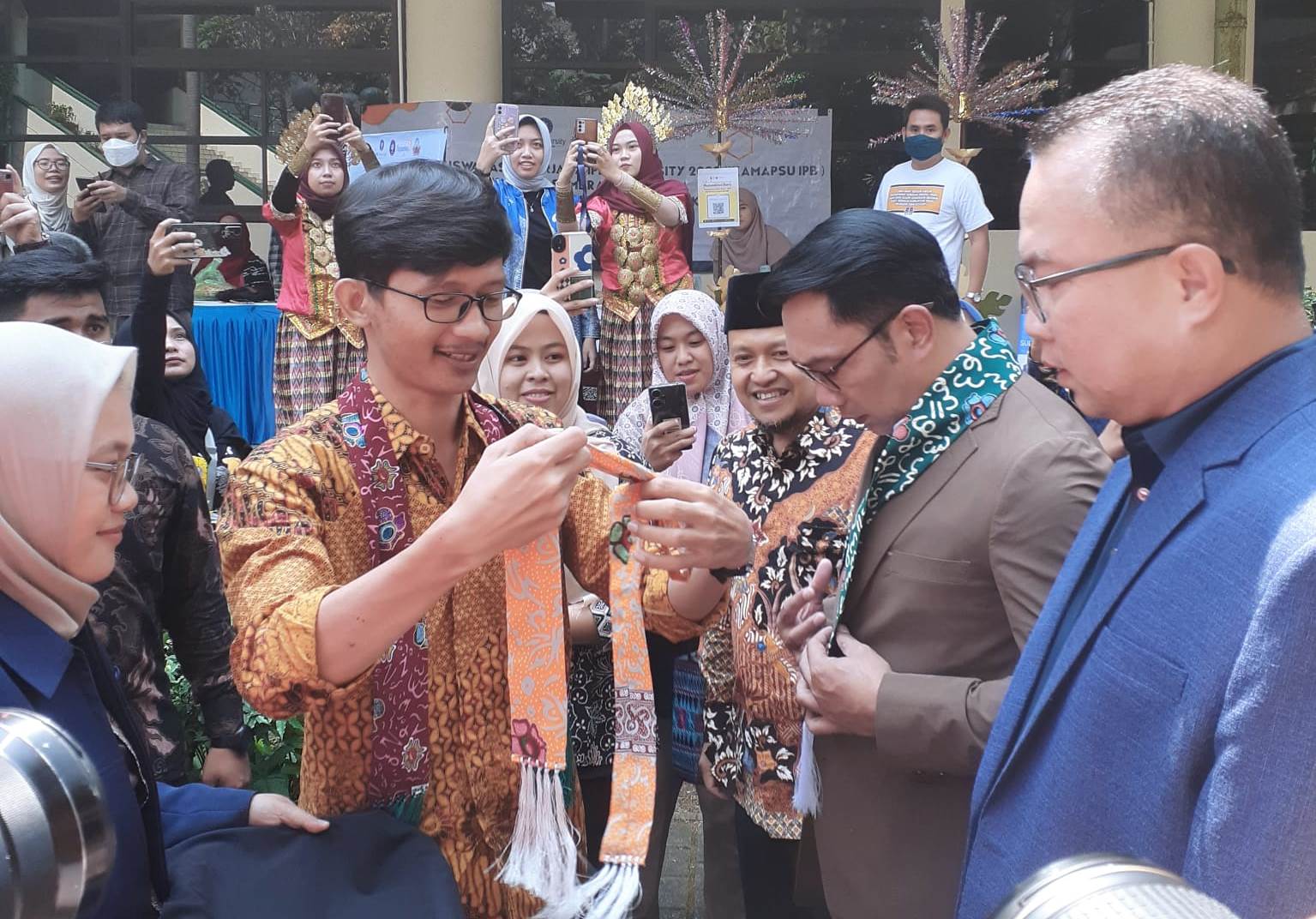 Ikatan Mahasiswa Pascasarjana Bengkulu IPB Kenalkan Batik Besurek ke Ridwan Kamil dan Rektor IPB