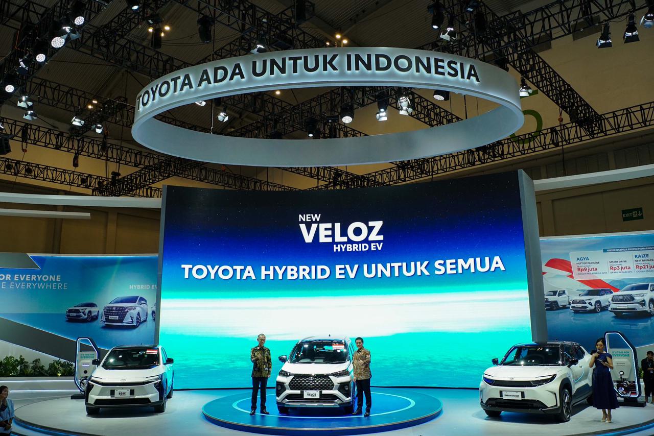 World Premiere New Veloz Hybrid EV dan Perkuat Produk Elektrifikasi Dalam Negeri di GJAW 2025
