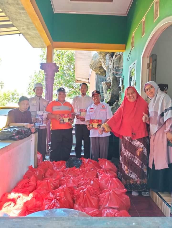 PKS Bagikan Ribuan Paket Takjil untuk Warga Kota Bengkulu