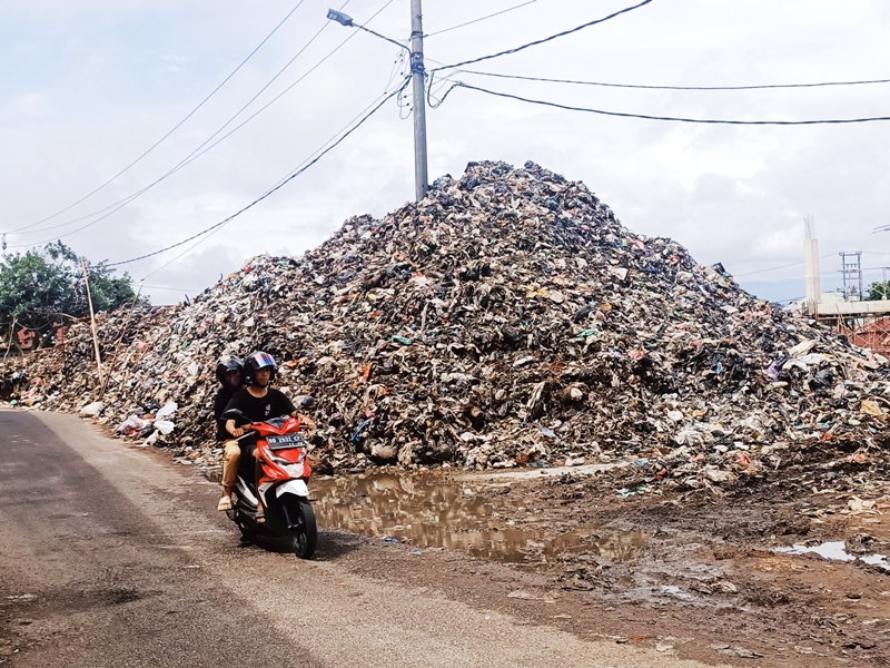 Sampah Menumpuk di Stadion GOR Sawah Lebar
