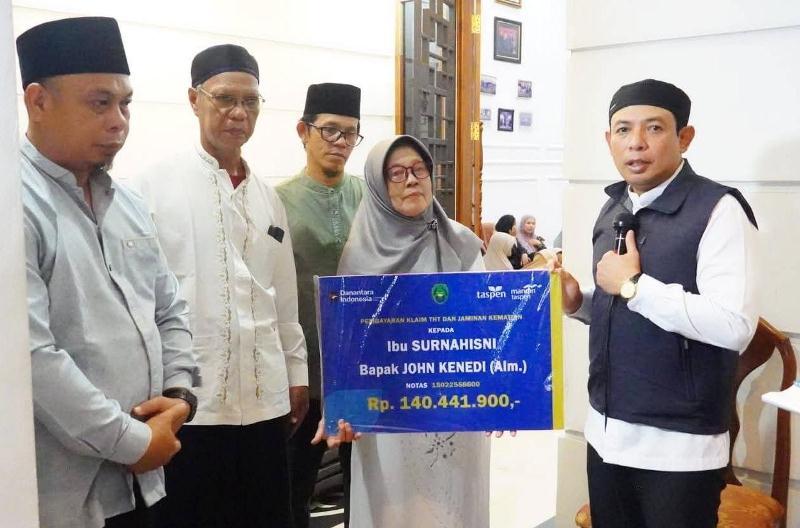 Walikota Bengkulu Serahkan  Dokumen 4 In 1 di Jalan Ciliwung Raya