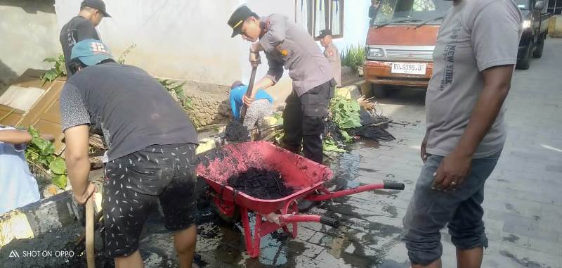 Polsek Ketahun Gotong Royong Bersihkan Saluran Air