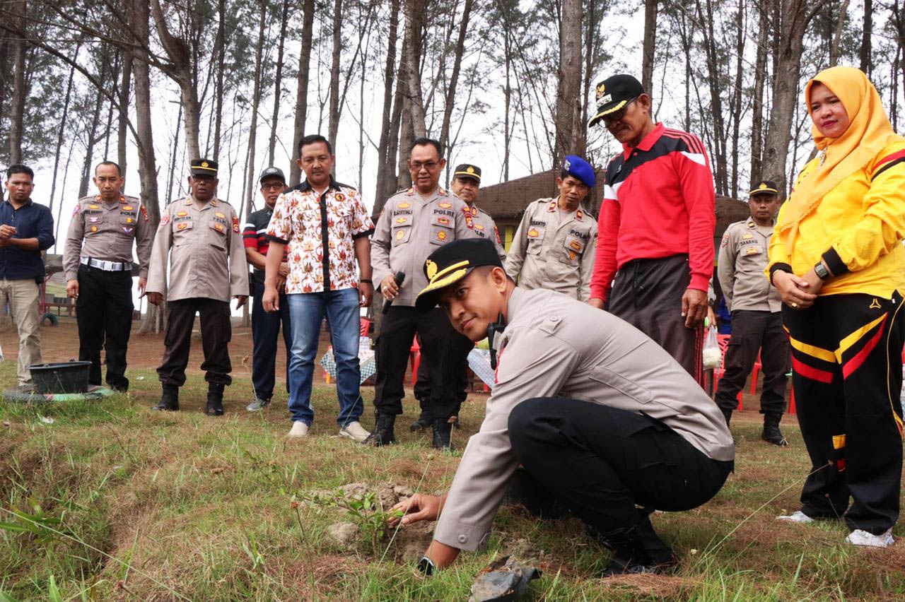 Polres Kaur Sebar 10 Ribu Bibit Ikan dan Tanam Pohon di Danau Kembar