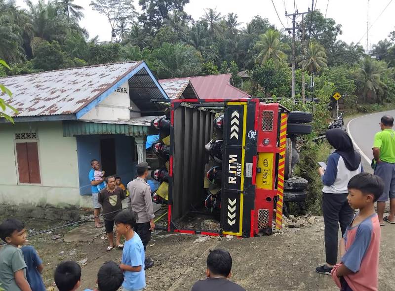 Mobil Hino Tabrak Rumah Warga  Masmambang, 40 Unit Motor Nyungsep