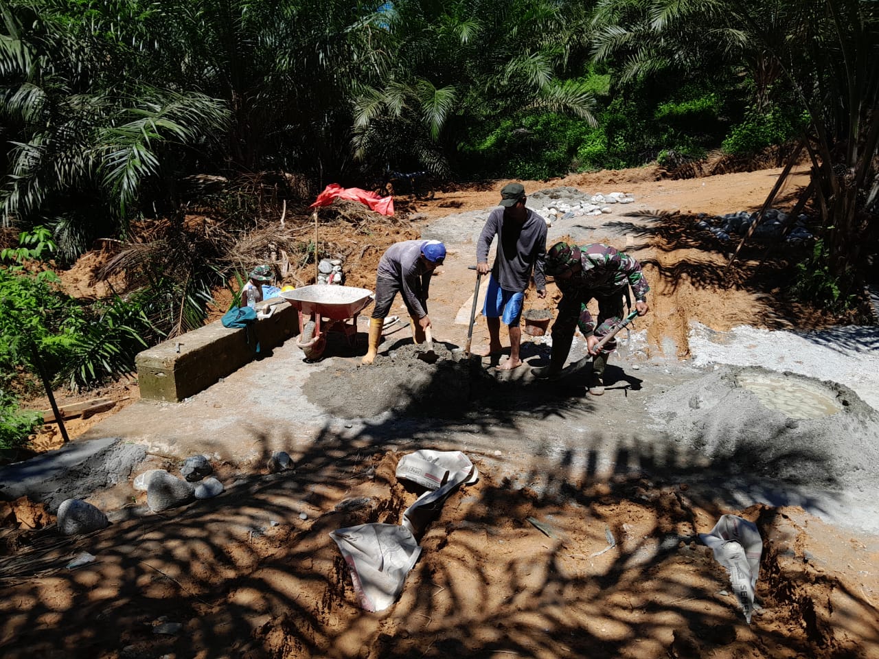 Satgas TMMD Ke-124 Kodim 0408/BS,Bersama Warga  Kebut Pembangunan Talud