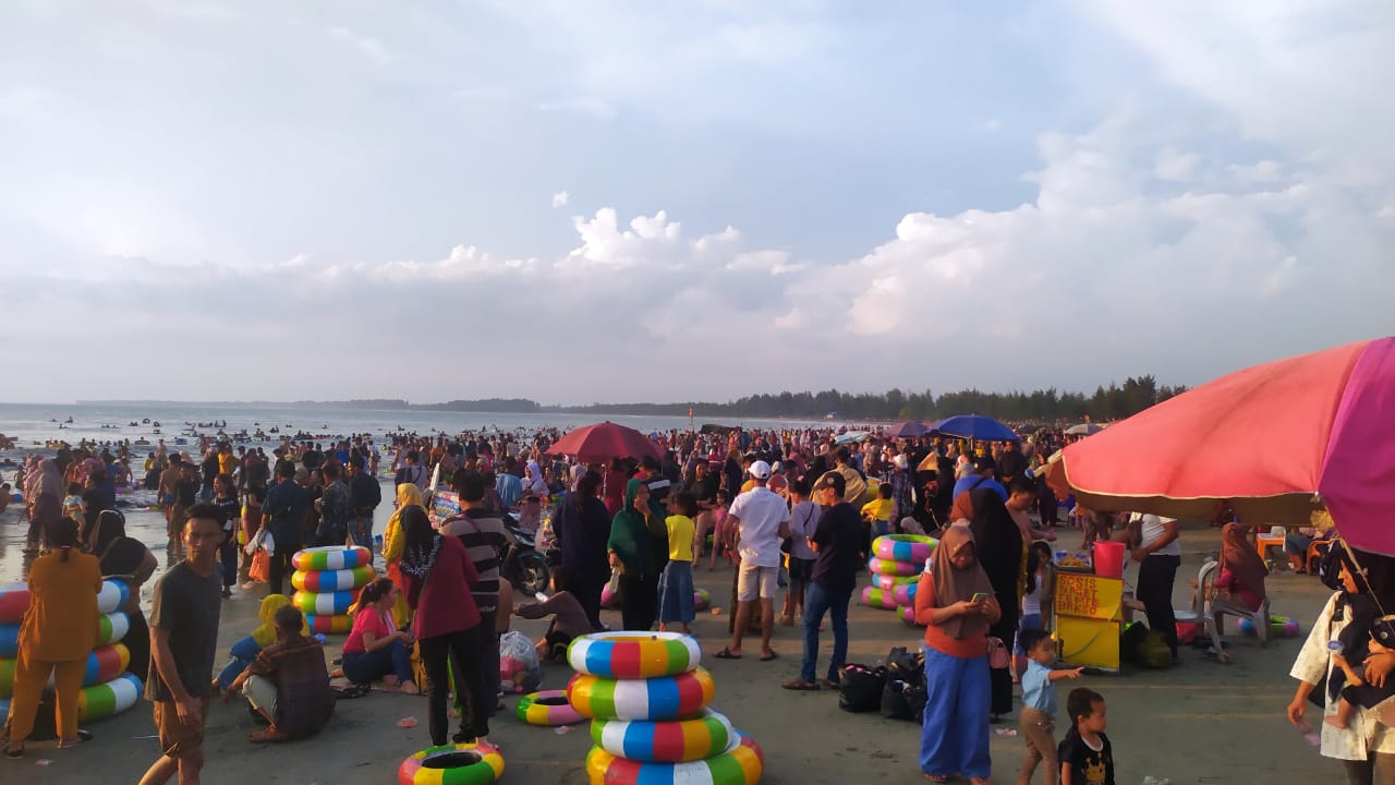 Warga Sumsel Ikut Nikmati Keindahan  Pantai Jakat dan Pantai Panjang Bengkulu 